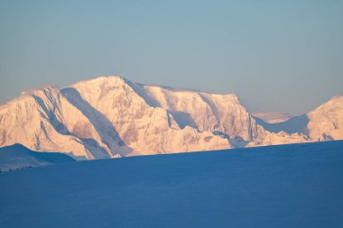 Antarktika dağları ve okyanus. Güney Kutbu. Antarktika deniz manzarası. Buzullar.
