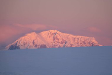 Günbatımında Antarktika manzarası. Yumuşak gün batımı