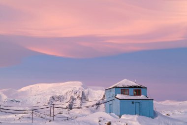 Antarktika 'da gün batımında nadide Nacreous bulutlarıyla bulutlu bir manzara. İnci bulutlarının anasıyla gökyüzü