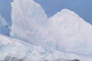 Antarktika manzarası. Antarktika 'nın deniz manzarası. Buzullar ve Güney Okyanusu.