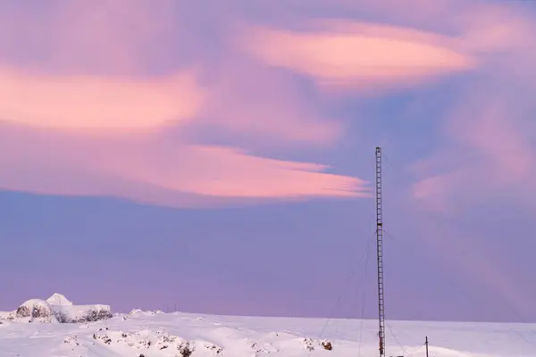 Antarktika 'da gün batımında nadide Nacreous bulutlarıyla bulutlu bir manzara. İnci bulutlarının anasıyla gökyüzü