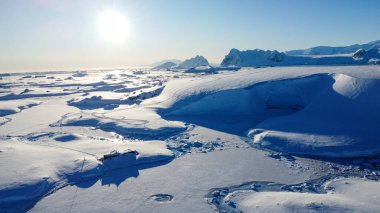 Antarktika manzarası. Antarktika 'nın deniz manzarası. Buzullar ve Güney Okyanusu.