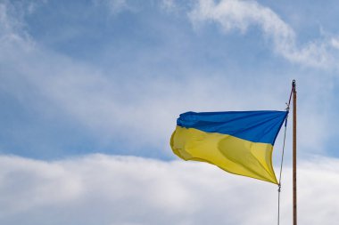Mavi gökyüzünde dalgalanan Ukrayna bayrağı. Antarktika 'da Ukrayna Bayrağı.