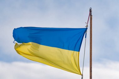 Mavi gökyüzünde dalgalanan Ukrayna bayrağı. Antarktika 'da Ukrayna Bayrağı.