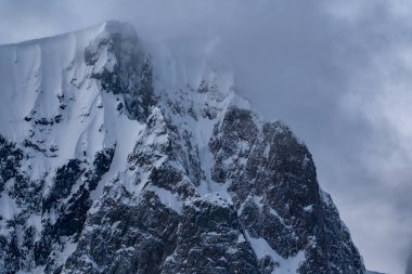 Antarktika manzarası. Antarktika 'nın deniz manzarası. Buzullar ve Güney Okyanusu.