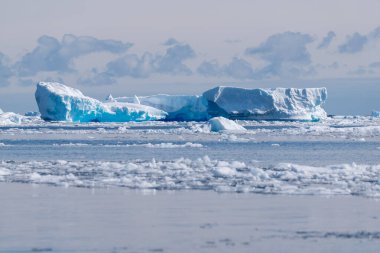 İnanılmaz Antarktika doğası. Dokunulmamış doğa. İnsan yok. Sonsuz kar. Galeri ve buzdağları. Mavi kar. Antarktika deniz manzarası ve manzarası