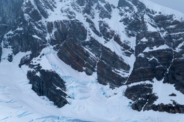 Antarktika dağları ve okyanus. Güney Kutbu. Antarktika deniz manzarası. Buzullar.