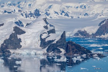 Antarktika dağları ve okyanus. Güney Kutbu. Berthelot Adaları. Antarktika deniz manzarası. Buzullar.