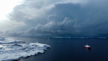 Güney Okyanusu 'ndaki buzkıran gemi. Antarktika