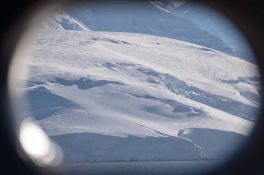 Antarktika dağları ve okyanus. Güney Kutbu. Antarktika deniz manzarası. Buzullar.