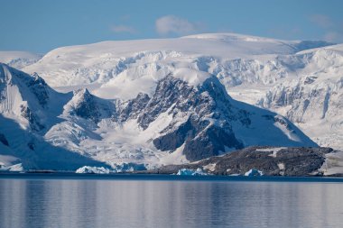 Antarktika dağları ve okyanus. Güney Kutbu. Antarktika deniz manzarası. Buzullar.