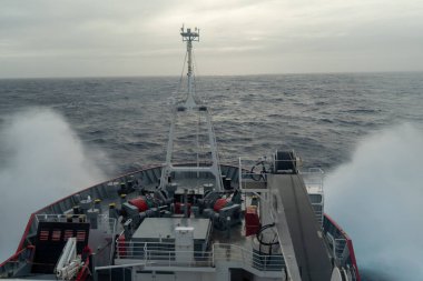 Buzkıran 'dan okyanusa bak. Antarktika, Güney Okyanusu. Buzkıran gemisindeki bilimsel faaliyetler. Drake geçidi.