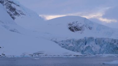 4K video. Antarktika dağları ve okyanus. Güney Kutbu. Antarktika deniz manzarası. Buzullar.