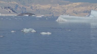 4K video. Antarktika dağları ve okyanus. Güney Kutbu. Antarktika deniz manzarası. Buzullar.