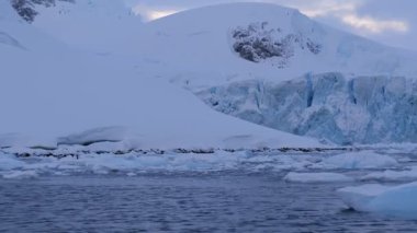 4K video. Antarktika dağları ve okyanus. Güney Kutbu. Antarktika deniz manzarası. Buzullar.