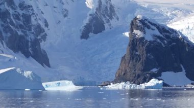 4K video. Antarktika dağları ve okyanus. Güney Kutbu. Antarktika deniz manzarası. Buzullar.