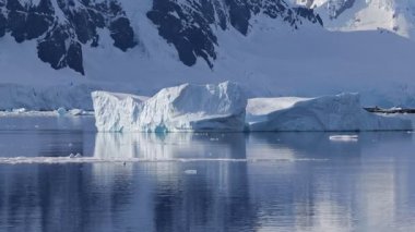 4K video. Antarktika dağları ve okyanus. Güney Kutbu. Antarktika deniz manzarası. Buzullar.