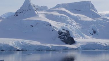 4K video. Antarktika dağları ve okyanus. Güney Kutbu. Antarktika deniz manzarası. Buzullar.