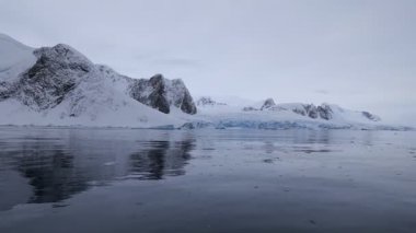 Antarktika manzarası. Antarktika 'nın deniz manzarası. Buzullar ve Güney Okyanusu.