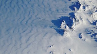 Bilim adamı Antarktika 'da buzulları inceliyor. Bilimsel araştırma. Antarktika 'da bilimsel yaşam. Drone görünümü. 
