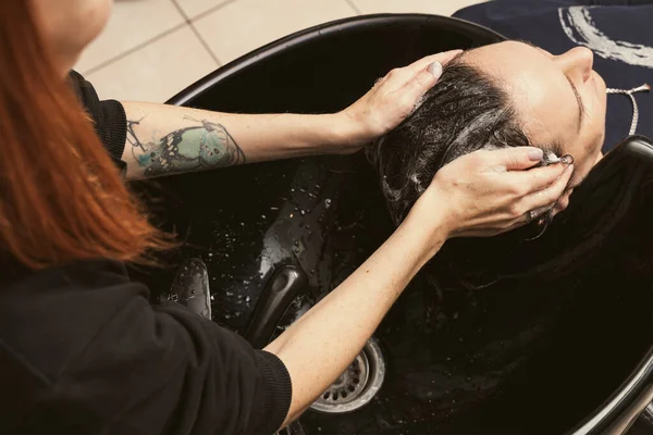 Kadeřník Myje Klientovi Vlasy Kadeřník Dělá Stříhání Vlasů Tipy Ženského — Stock fotografie