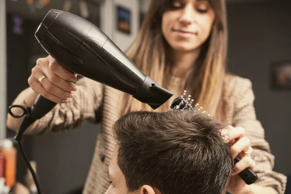 Salone Parrucchiere Master Soffiare Capelli Secchi Cliente Negozio Barbiere Mens — Foto Stock