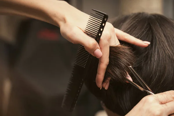 Kadeřník Dělá Stříhání Vlasů Tipy Ženského Zákazníka Salonu Krásy Dámská — Stock fotografie