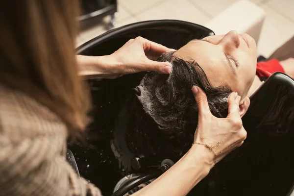 Hair Salon Master Washing Client Hair Barber Shop Mens Fashion — Stock Photo, Image