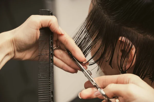 Péče Vlasy Koncept Kosmetického Průmyslu Kadeřník Dělá Účes Detailní Záběr — Stock fotografie