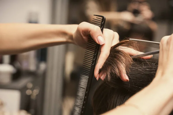 Hairstylist Faz Cortar Pontas Cabelo Cliente Feminino Salão Beleza Moda — Fotografia de Stock