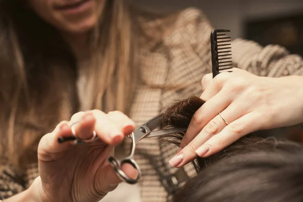 Hairdresser Doing Haircut Closeup Work Hairstylist Does Cutting Hair Tips — Stock Photo, Image