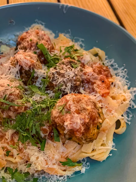 Tavuk ve sebzeli spagetti.