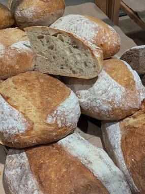 ahşap bir masa üzerinde taze pişmiş ekmek