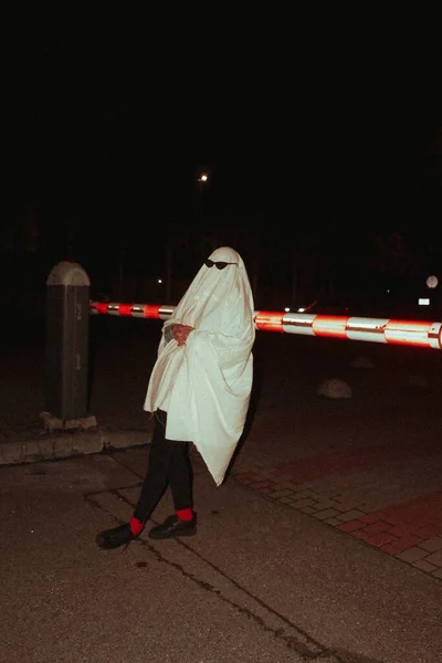 Beyaz çarşaflı hayalet fotoshoot. 