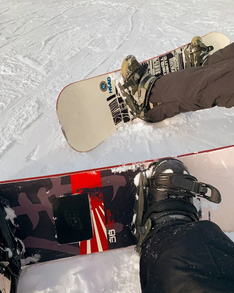 Χιονοδρομικό Κέντρο Δύο Snowboarders Κάθεται Στην Κορυφή Του Βουνού Στο — Φωτογραφία Αρχείου