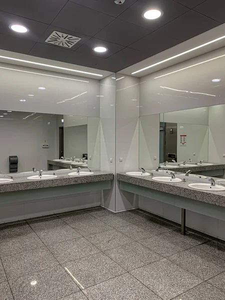 Modern bir otel umumi tuvaletinin içinde.