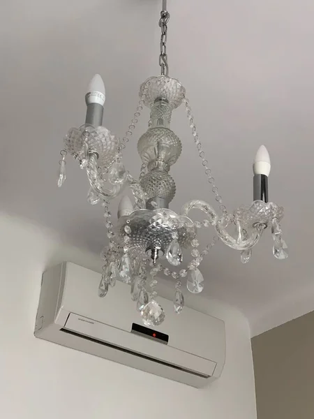 Otel odasındaki avize ve klima. 