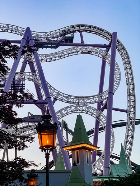 Stockholm, İsveç 'te eğlence parkında çılgın lunapark trenleri. 