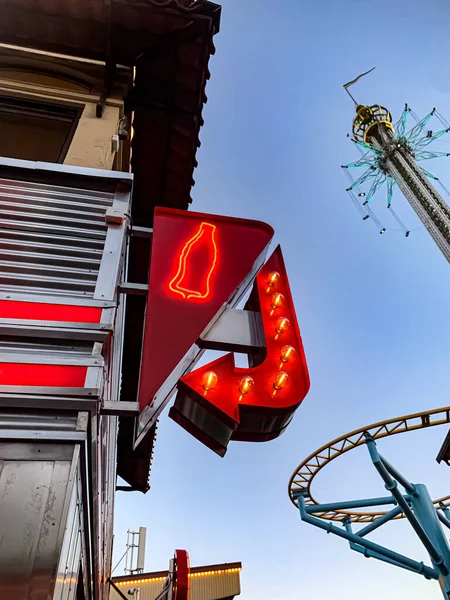 İsveç, Stockholm 'deki Gronalund parkında kola neon levhası.