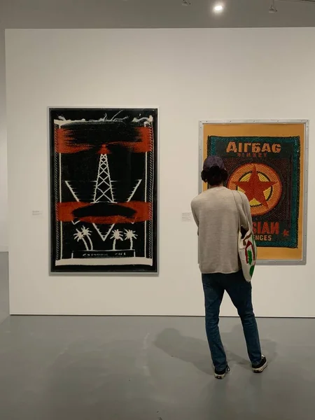 Modern sanatlar müzesinde resimlere bakan bir adam.