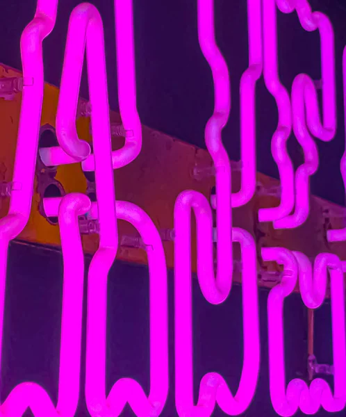 Renkli neon ışıklı harflerin soyut arkaplanı