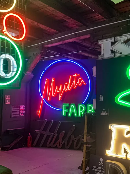 Varşova 'daki müzede neon ışıklar, gece sahnesi, arka plan, parti, konser, gece hayatı