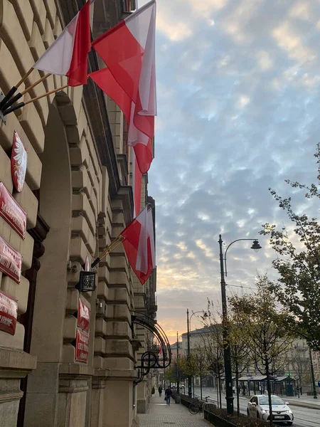 Polonya bayraklı Krakow şehrinin sokak manzarası