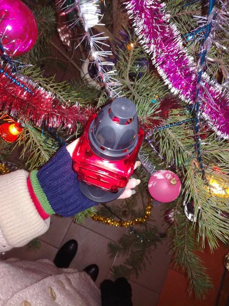 Sıcak kış ayrıntıları, Noel eşyaları tutan kız, Noel ağacının yanındaki kırmızı mum.