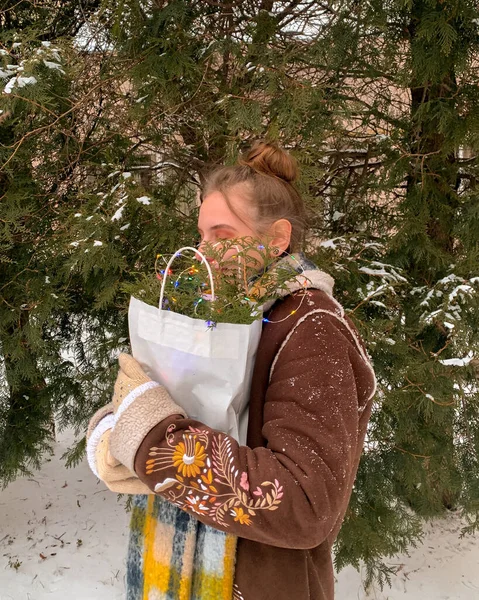 Kışın, tatillerde ve Noel 'de gülümseyen güzel genç kız