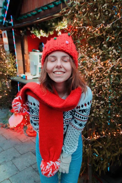 Kışın, tatillerde ve Noel 'de gülümseyen güzel genç kız