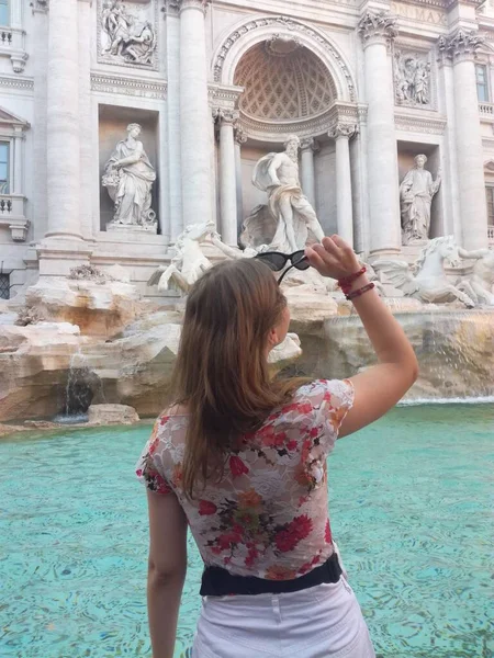 Roma 'daki Trevi çeşmesinin önündeki güneş gözlüklü kız.