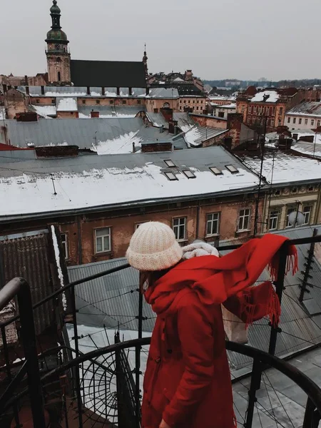 Kışın, tatillerde ve Noel 'de gülümseyen güzel genç kız