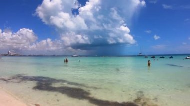 Meksika, Quintana Roo, Cancun 'daki beyaz kumsal manzarası. Karayip Denizi' nde otelleri ve tatil köyleri var. İnsanlar ve turistler tropik cennette tatildeler, yaz tatillerinin tadını çıkarıyorlar.