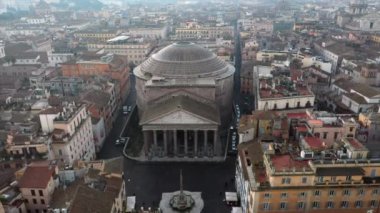 Pantheon 'un havadan görünüşü, İtalya, Roma' nın ünlü simgesi. Roma 'daki eski Roma tapınağı ve şimdi de Roma' daki Katolik kilisesi, İtalya 'da gökyüzünde uçan insansız hava aracından görüldü. İtalyan şehrinin inşa ve turistik cazibesi